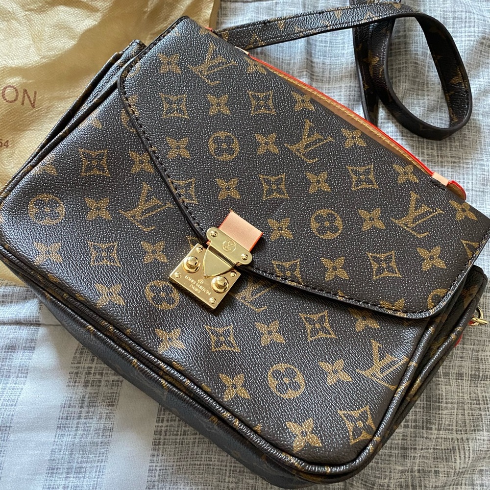 crossbody 🤍❤️